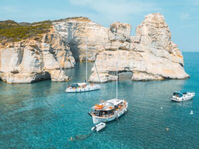 Εξερευνήστε τις κρυφές ομορφιές της Μήλου με μια εκδρομή σε Συκιά - Κλέφτικο με το ιδιωτικό σκάφος της Royal Blue!