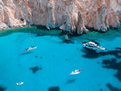 Η κρουαζιέρα μας "Μήλος Γαλάζια Νερά" σας ταξιδεύει στις καλύτερες παραλίες της Μήλου και Πολύαιγου με το πολυτελές ιδιωτικό μας σκάφος