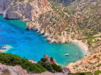 Our private Milos boat tour to Sarakiniko & Polyaigos unveils the amazing beauty of the Aegean Sea in a half-day cruise with a fast RIB boat.